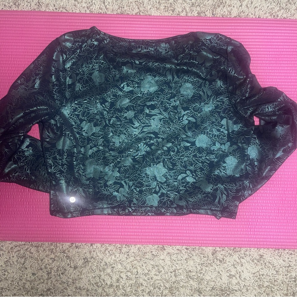 Lululemon cropped long sleeve - Picture 2 of 3